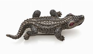 BURNISHED GOLD 18K BROOCH-PENDANT, “CROCODILE”, WITH BLACK AND WHITE COLOR BRILLIANT CUT DIAMONDS AN