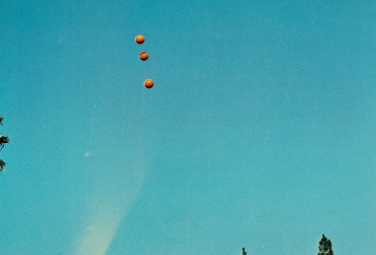 John Baldessari - Throwing Three Balls in The Air To Get a Straight Line (best Of 36 Attempts)
