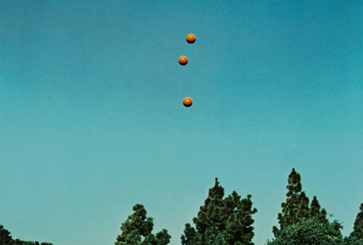 John Baldessari - Throwing Three Balls in The Air To Get a Straight Line (best Of 36 Attempts)