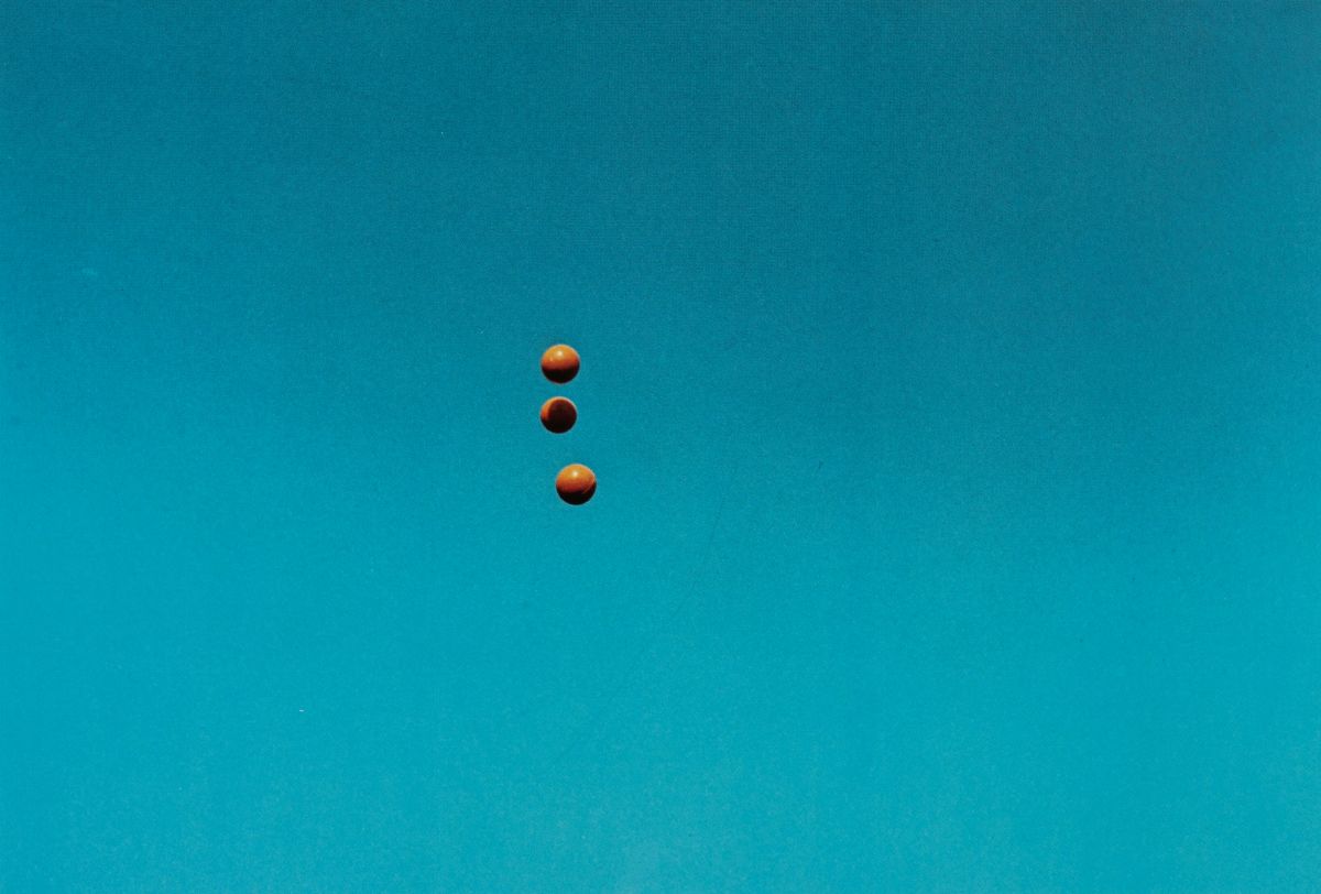 John Baldessari - Throwing Three Balls in The Air To Get a Straight Line (best Of 36 Attempts)