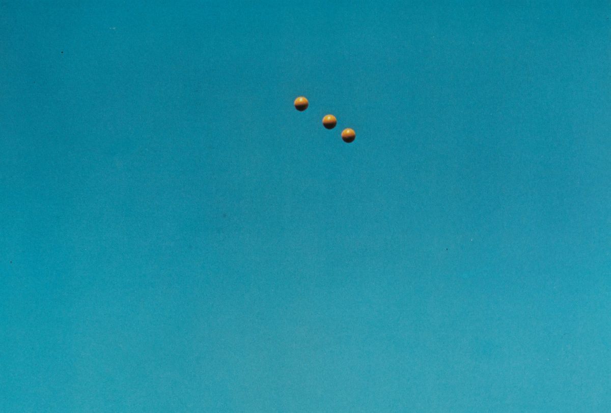 John Baldessari - Throwing Three Balls in The Air To Get a Straight Line (best Of 36 Attempts)