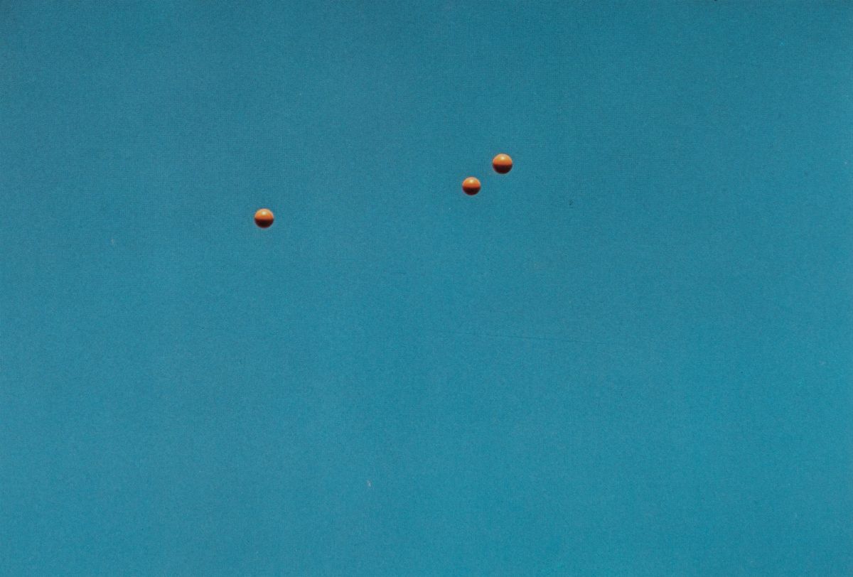 John Baldessari - Throwing Three Balls in The Air To Get a Straight Line (best Of 36 Attempts)