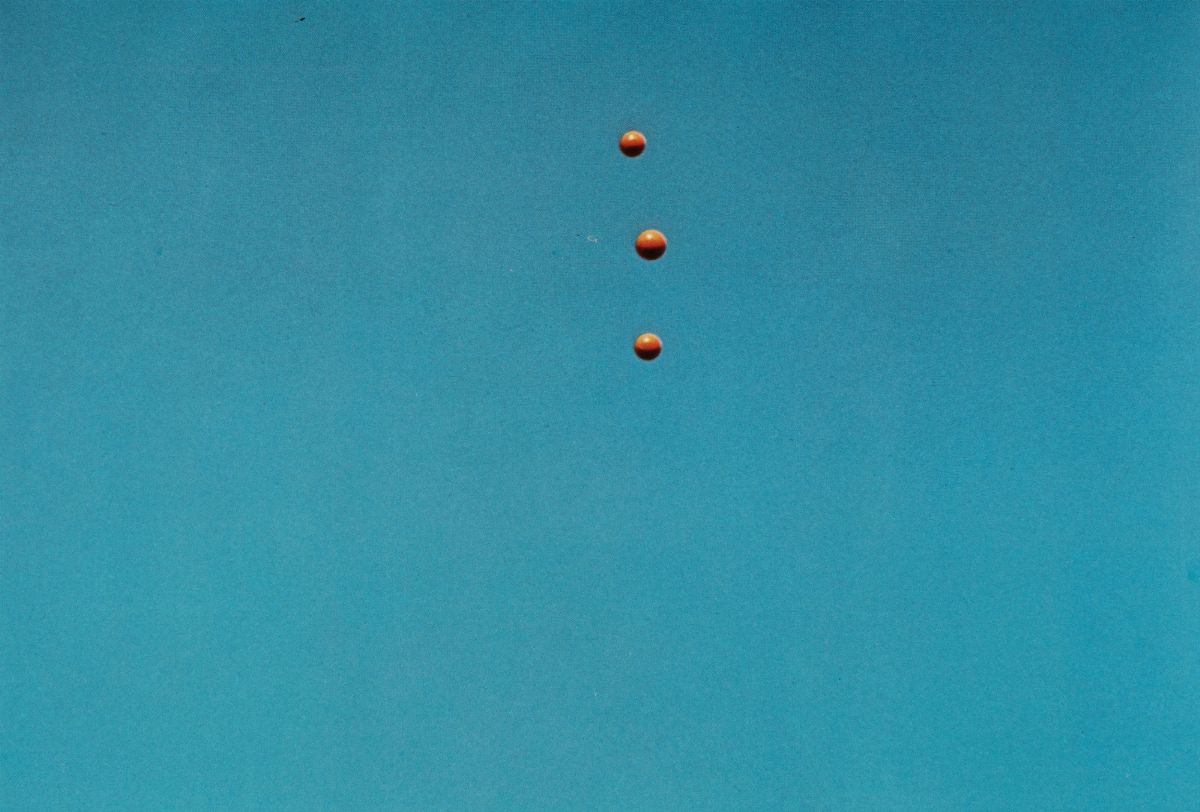 John Baldessari - Throwing Three Balls in The Air To Get a Straight Line (best Of 36 Attempts)