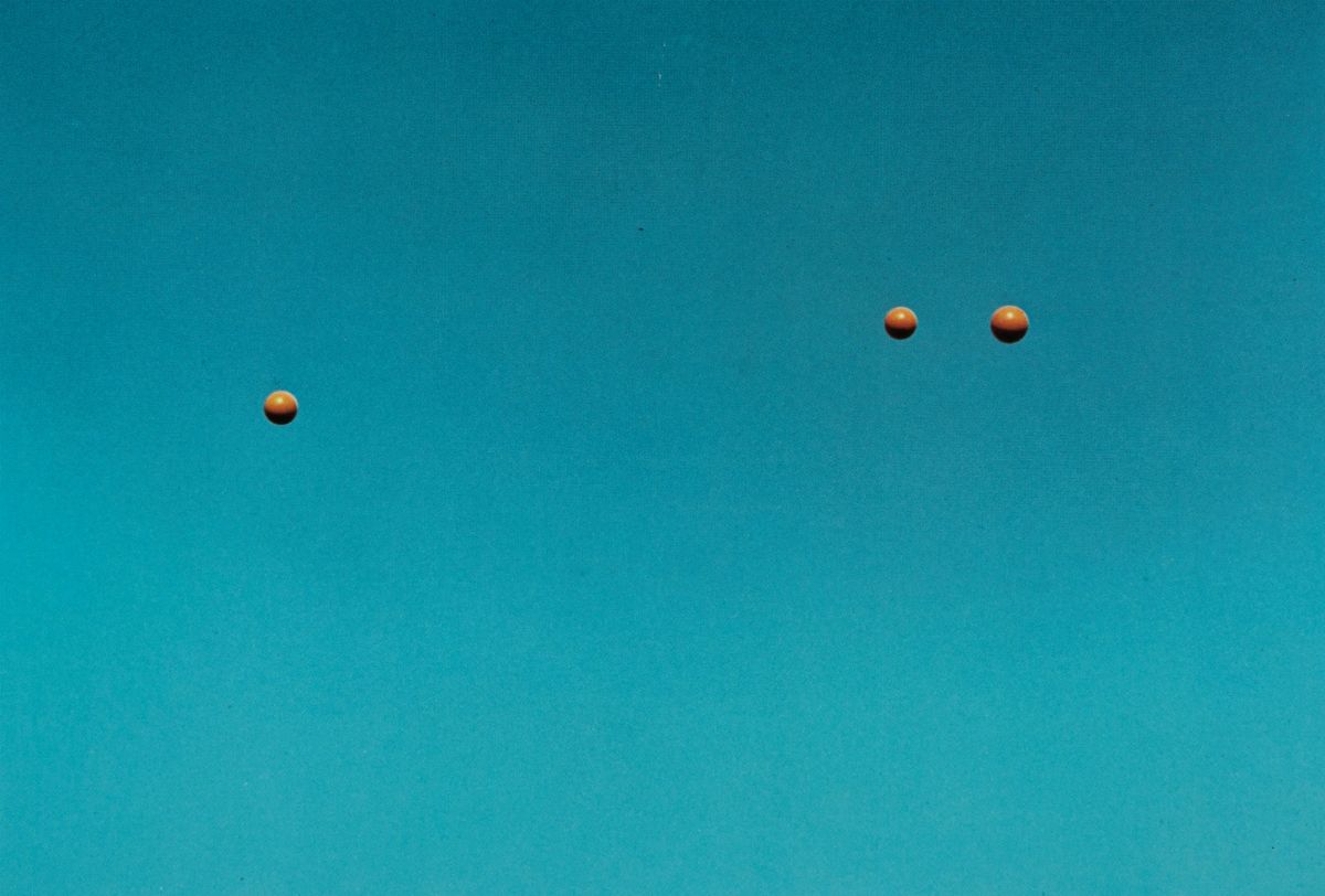 John Baldessari - Throwing Three Balls in The Air To Get a Straight Line (best Of 36 Attempts)