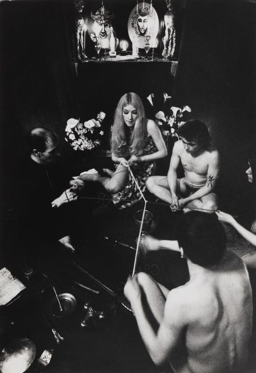 Gianni Berengo Gardin - Londra, Messa Nera, Iniziazione di una Strega