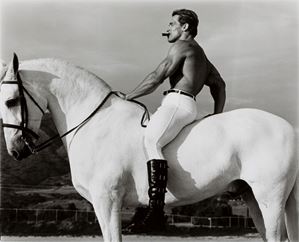 Leibovitz Annie - Arnold Schwarzenegger, Malibu, California