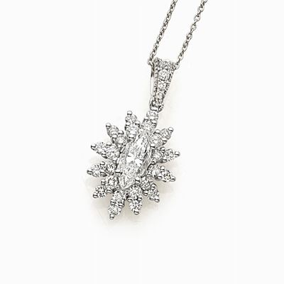 Collana in oro bianco 18K con pendente floreale e diamanti