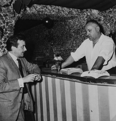 Le maître d'hôtel du club de Jazz du Vieux Colombier, Paris, Stampa vintage alla gelatina ai sali...