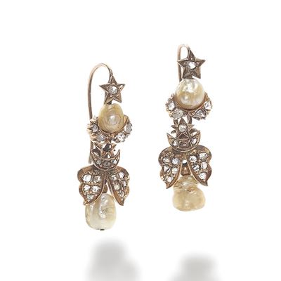 Paio di orecchini in oro rosso e argento con diamanti e perle, XIX secolo