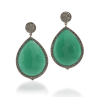 Paio di orecchini in oro e argento con agate verdi e diamanti