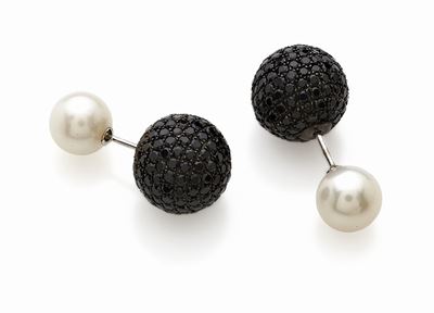 Orecchini in oro bianco 18K con perle coltivate e pietre semipreziose nere