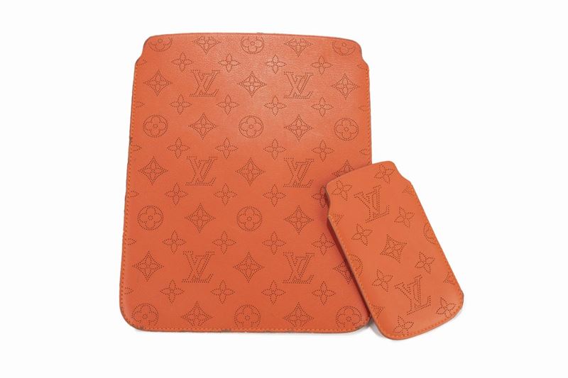 Louis Vuitton - Lot comprising a leather Ipad and Iphone case