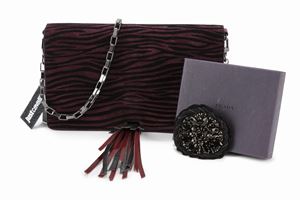 Lot comprising a brooch and velvet bag