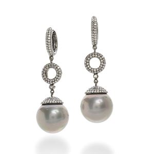 <p class="Corpo">BURNISHED 18K GOLD EARRINGS WITH DIAMONDS AND CULTIVATED TAHITIAN PEARLS<o:p></o:p>