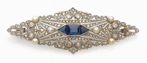 SPILLA DECO’ IN PLATINO, DIAMANTI, PERLE E ZAFFIRI SINTETICI 