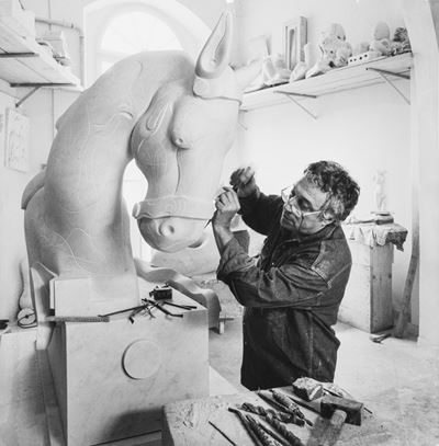 Lo scultore Floriano Bodini a Carrara, stampa vintage alla gelatina ai sali d'argento