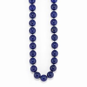 A 18K yellow gold, laspilazuli necklace.