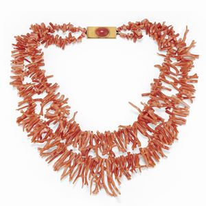 A 18K yellow gold, coral necklace.