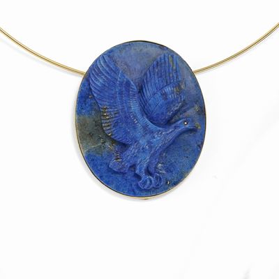 Collana in oro giallo 18K con medaglione in lapislazzuli e aquila scolpita