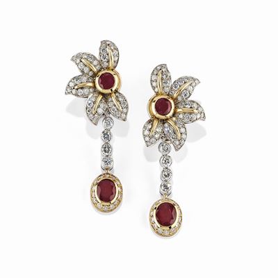 Orecchini pendenti in oro bicolore 18K con rubini e diamanti