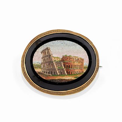 Spilla con micromosaico raffigurante il Colosseo, oro giallo 18K