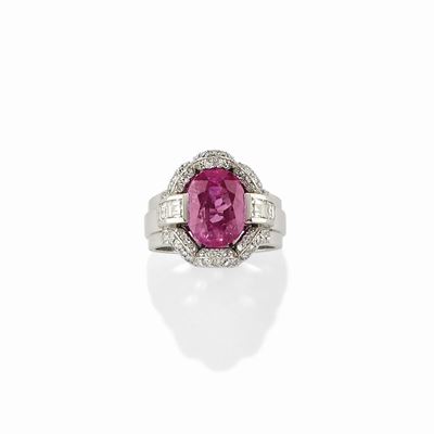 Anello con zaffiro rosa Ceylon e diamanti taglio carré, in platino