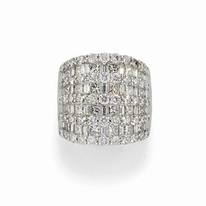 A 18K white gold and diamond ring