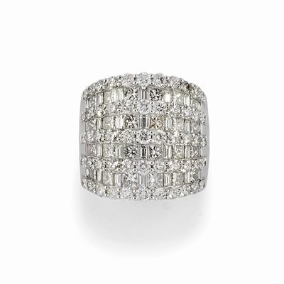 Anello in oro bianco 18K con diamanti taglio brillante, princess e baguette