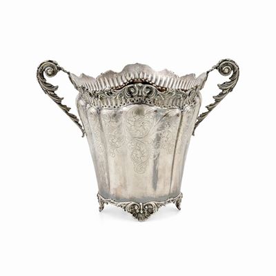 Vaso in argento, Italia, XX secolo con manici a volute