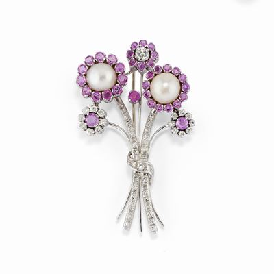 Spilla con perle coltivate, rubini e diamanti in oro bianco 18K
