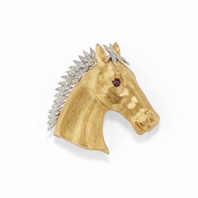 Spilla a testa di cavallo in oro giallo satinato e bianco 18K con diamanti taglio huit-huit