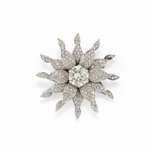 A 18K white gold and diamonds brooch