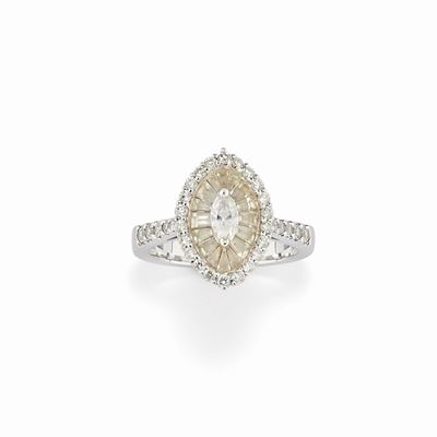Anello in oro bianco 18K con diamanti marquise e baguette
