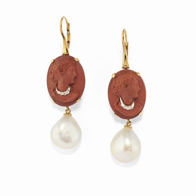 Orecchini in oro giallo 18K con cammeo raffigurante profilo femminile e perle pendenti