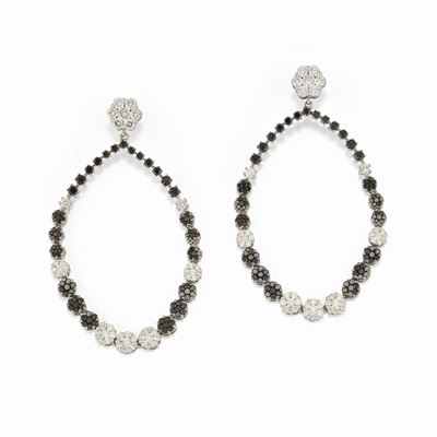 Orecchini in oro bianco 18K con diamanti neri e incolori