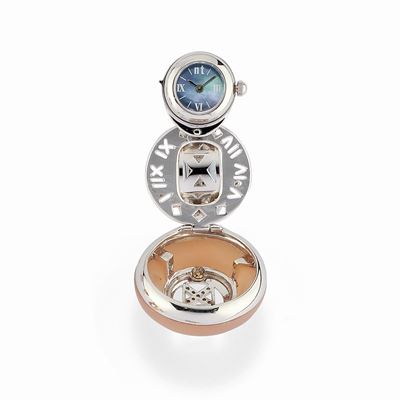 Anello con orologio in oro bianco 18K e calcedonio