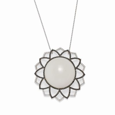 Collana in oro bianco 18K con pendente in diamanti e agata bianca
