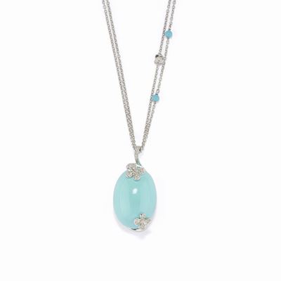 Collana con pendente in oro bianco 18K, con pendente ovale in pasta di turchese e decorazioni in ...