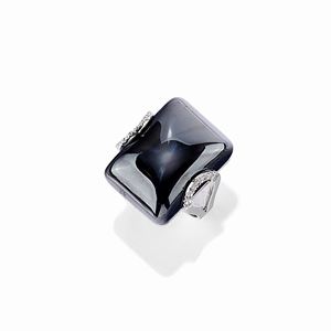  - A 18K white gold, hematite and diamond ring