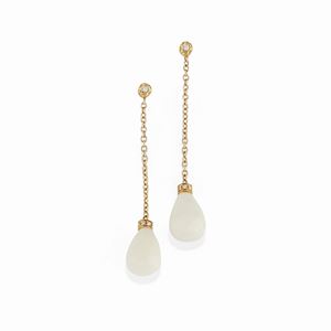  - A 18K red gold, white agate and diamond earrings