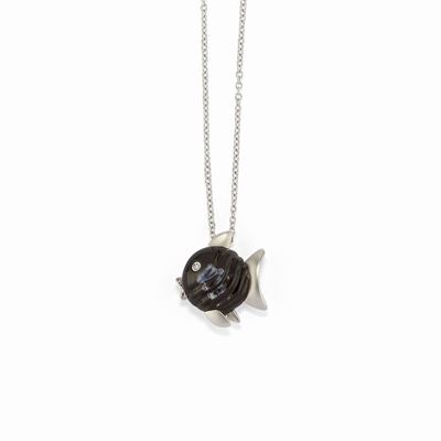 Collana in oro bianco 18K con madreperla e diamanti, pendente a forma di pesce