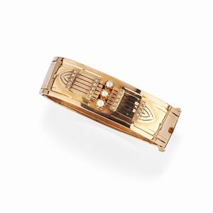 A 18K yellow gold and micropearl bangle, end of 19th Century, defects