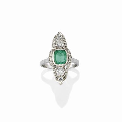 Anello con smeraldo taglio carré e diamanti, oro bianco 18K