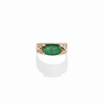 Anello in oro giallo 18K con smeraldo ovale e diamanti