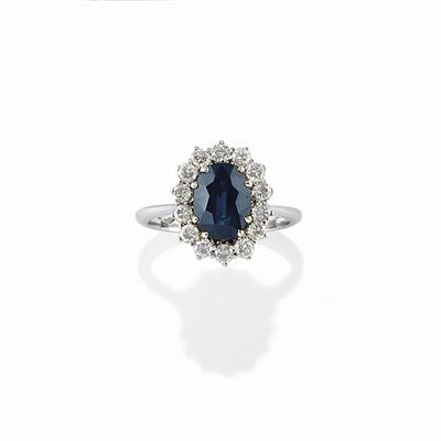 Anello con zaffiro ovale di ct 1,50 e diamanti, oro bianco 18K