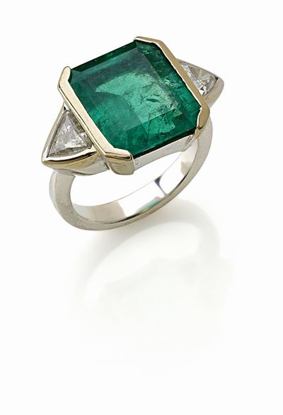 Anello in oro bianco 18K con smeraldo taglio ottagonale e diamanti