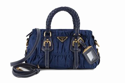 Borsa in tessuto tecnico bluette con dettagli in pelle intrecciata