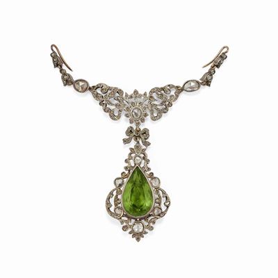 Collana con centrale in oro giallo, argento, peridoto e diamanti, prima metà del XX secolo