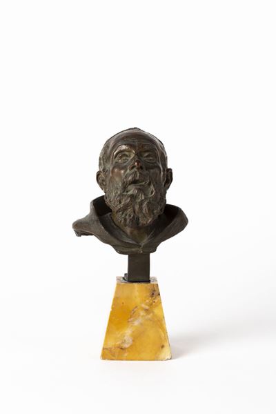 Monaco con la barba, scultura in bronzo su base in marmo