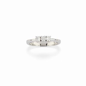  - A 18K white gold and diamond ring